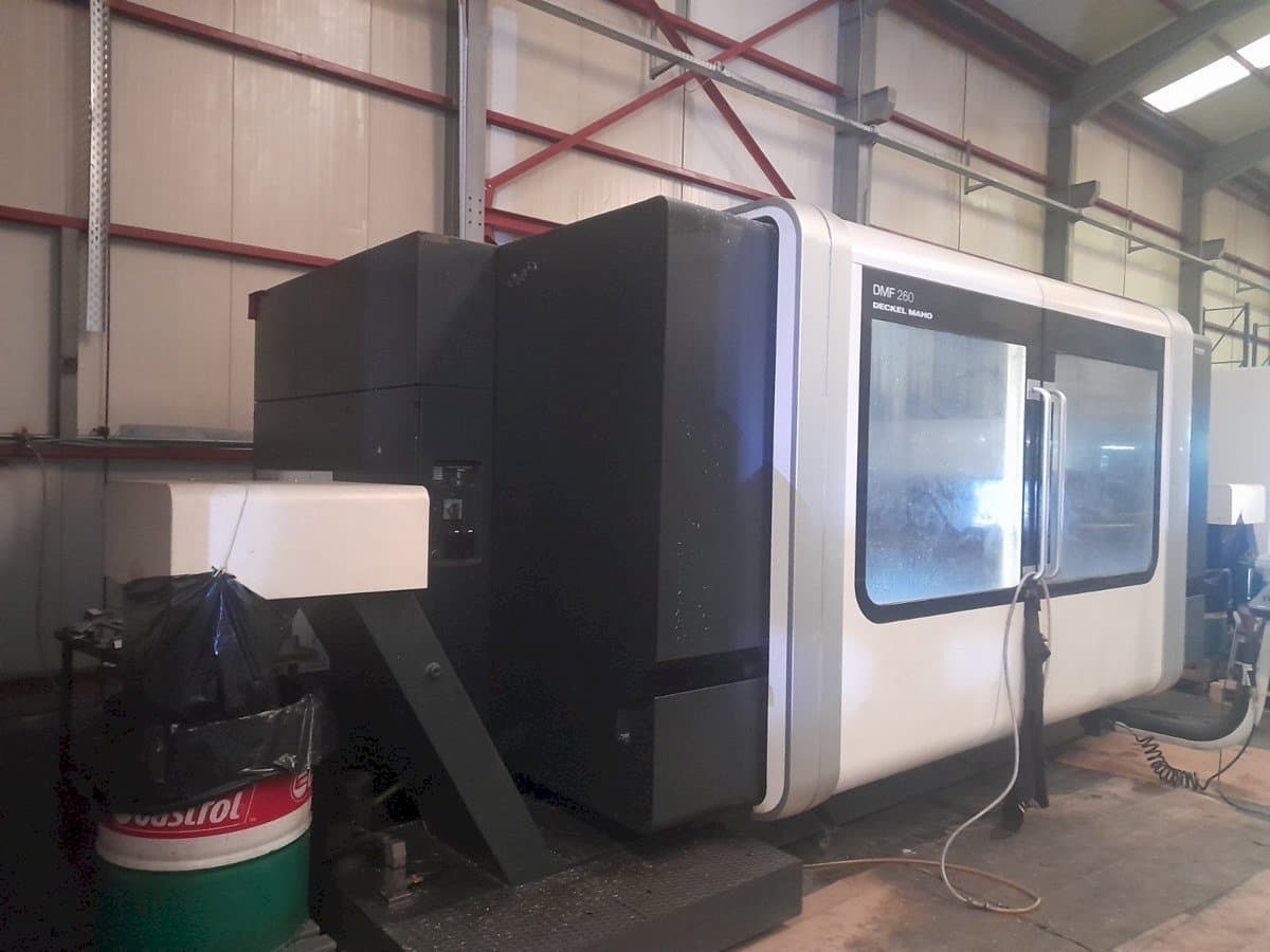 Vista Lateral Esquerda da DECKEL MAHO DMF 260 máquina
