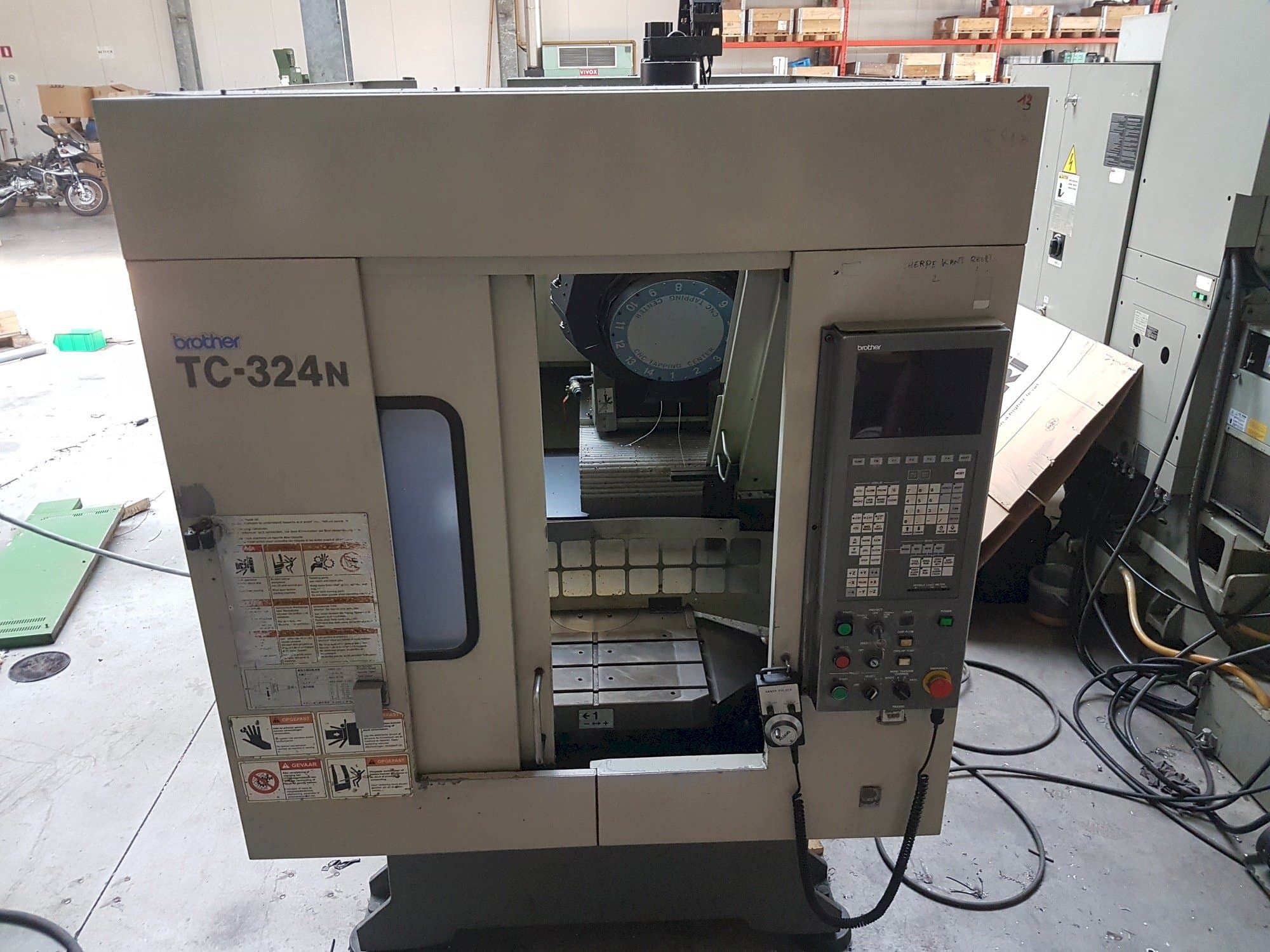 Vista Frontal da Brother TC-324N máquina