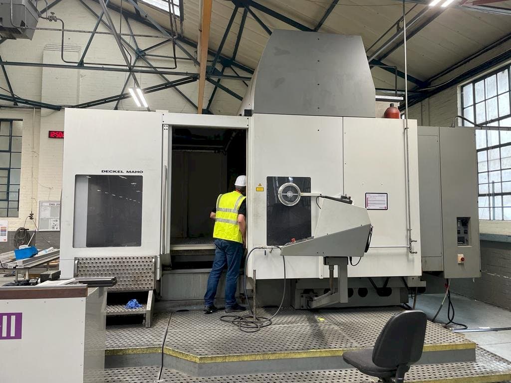 Vista Frontal da DECKEL MAHO DMU 200T máquina