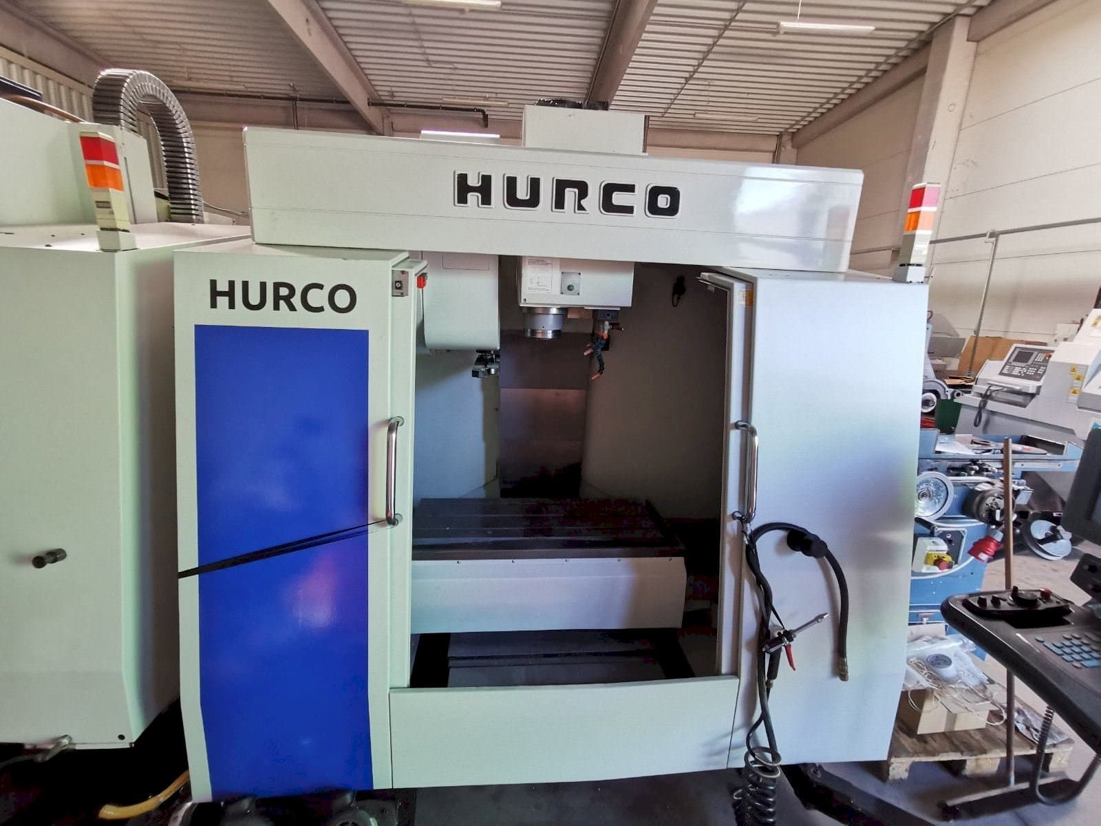 Vista Frontal da Hurco BMC 30 máquina