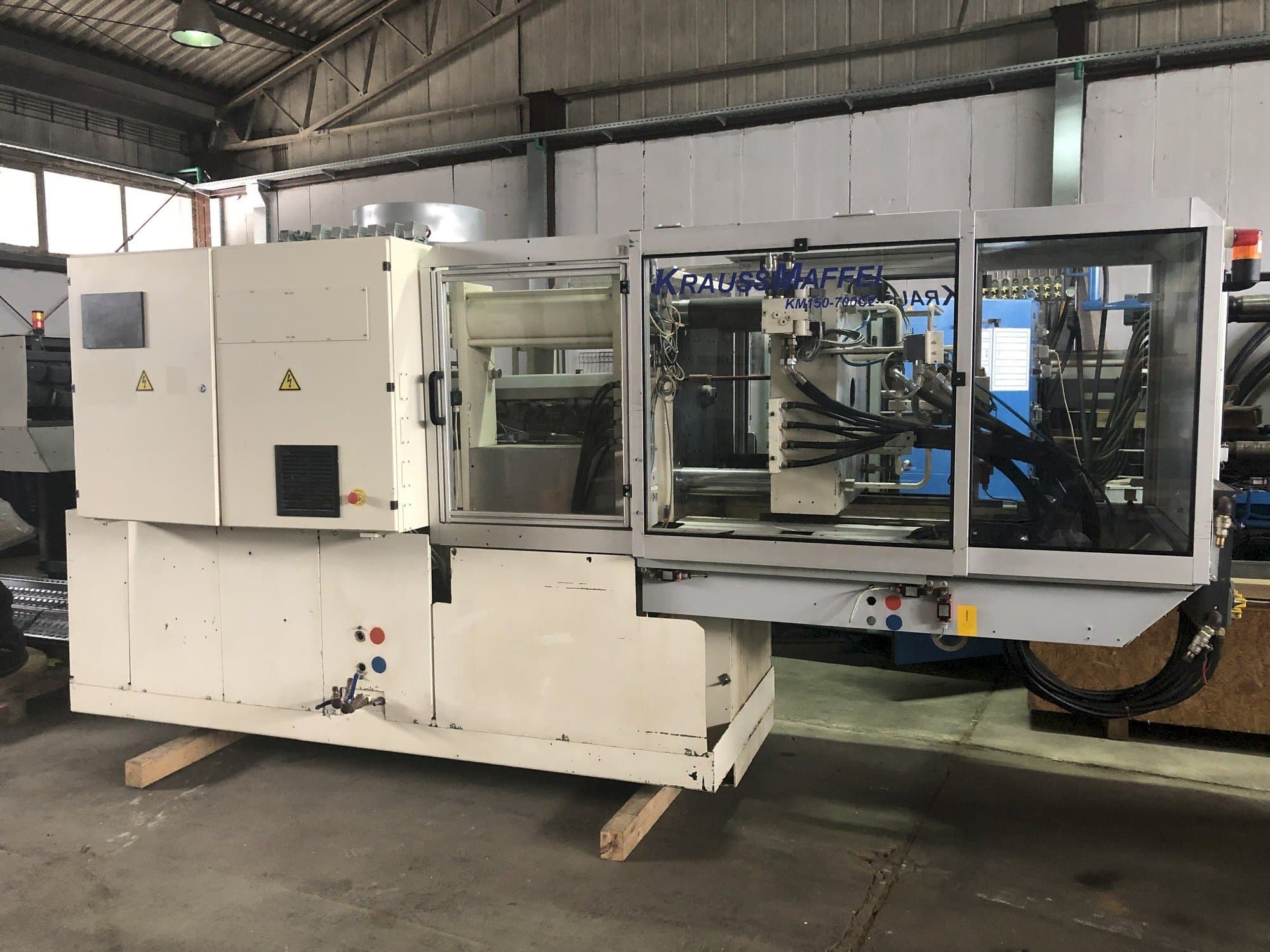 Vista Frontal da Krauss Maffei 150-700 C2 máquina