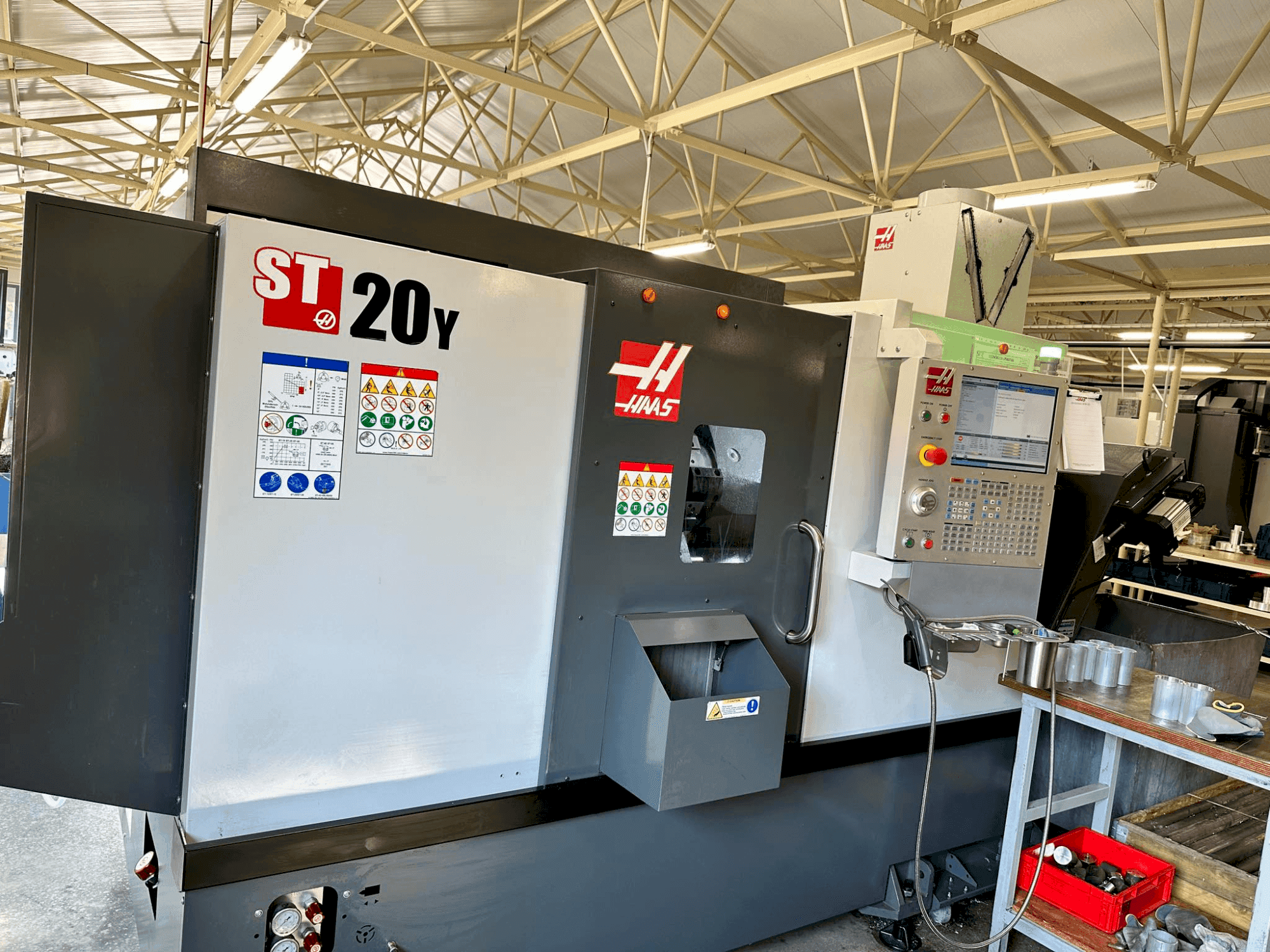 Vista Frontal  da HAAS ST-20Y (2022)  máquina