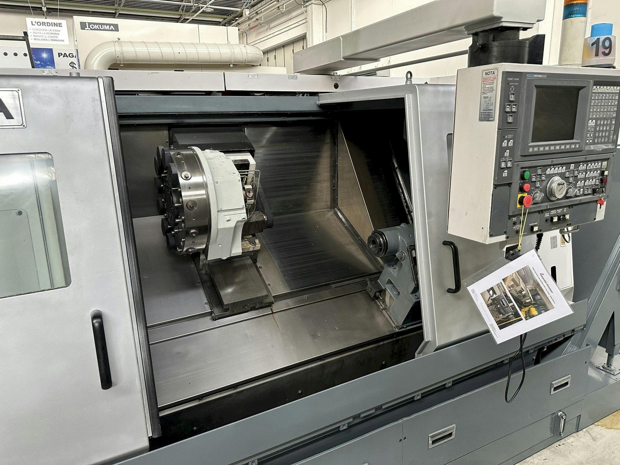 Espaço de trabalho  da Okuma LB 300 MC  máquina
