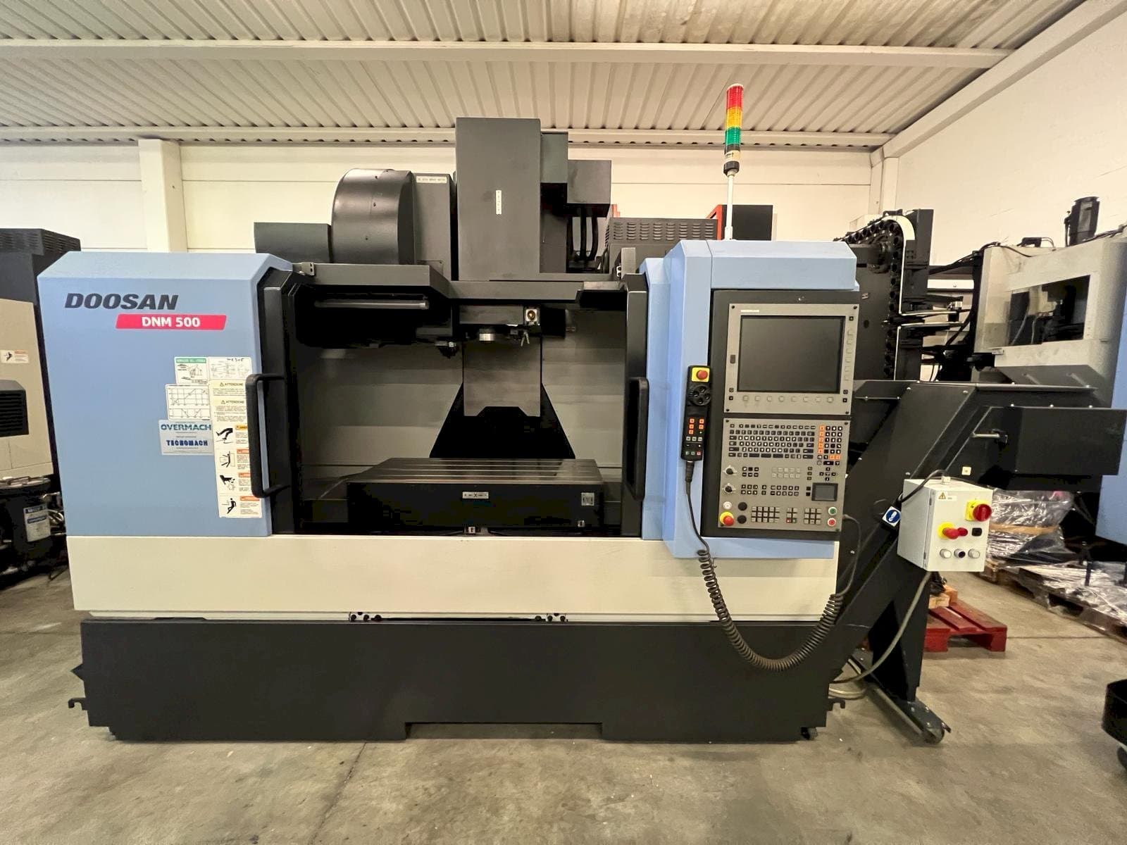 Vista Frontal  da DOOSAN DNM 500  máquina