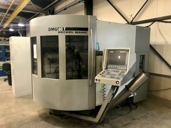 Vista Frontal da DECKEL MAHO DMU 60T máquina