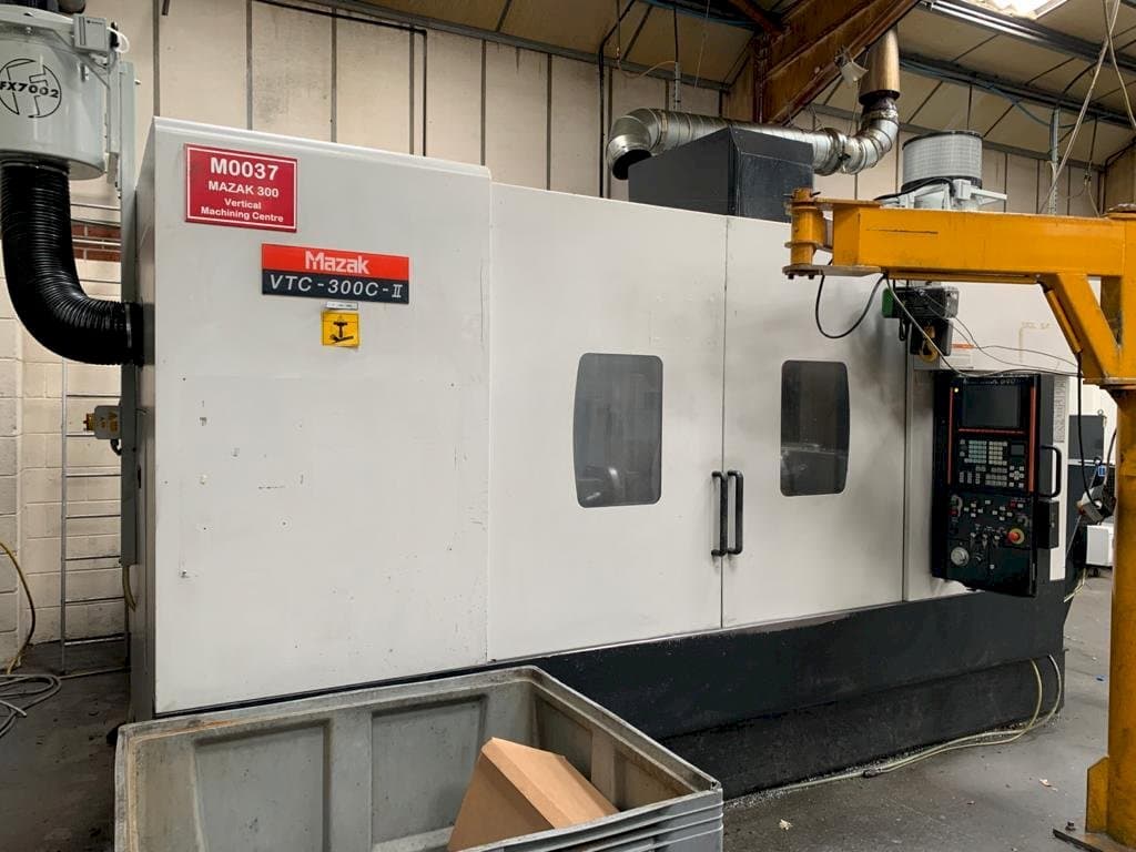Vista Frontal da Mazak VTC-300C-II máquina