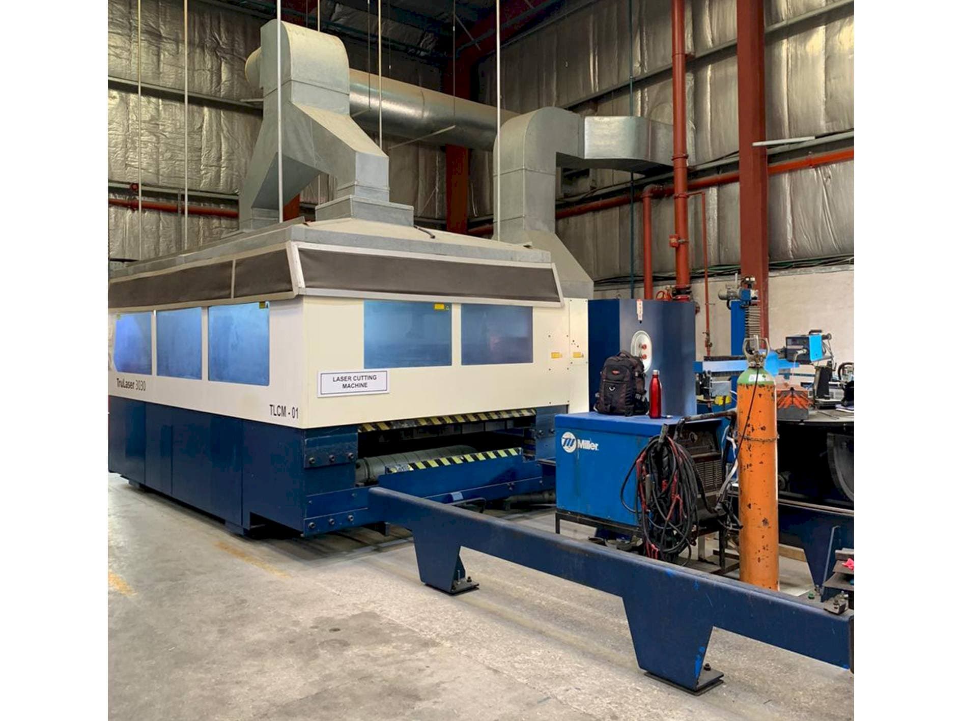 Vista Frontal  da Trumpf TruLaser 3030  máquina
