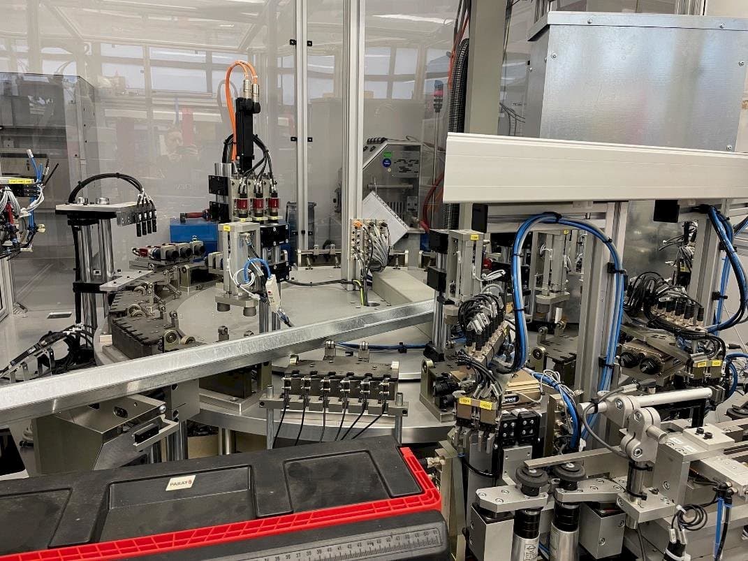 Vista Frontal da TEAM AUTOMATION BERLIN Tattoo Needle Testing System máquina