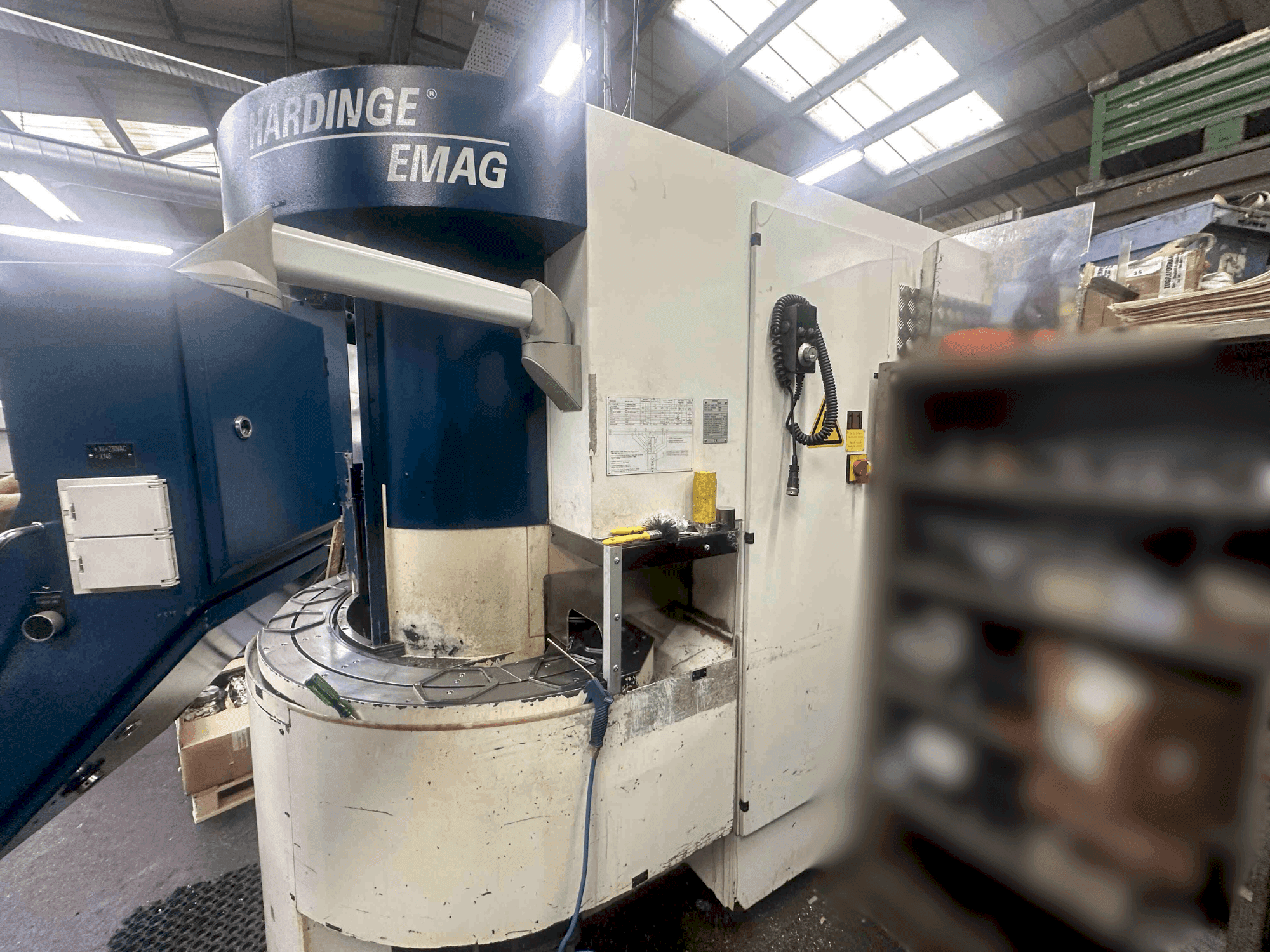 Vista Frontal da Hardinge Emag VL-3 máquina