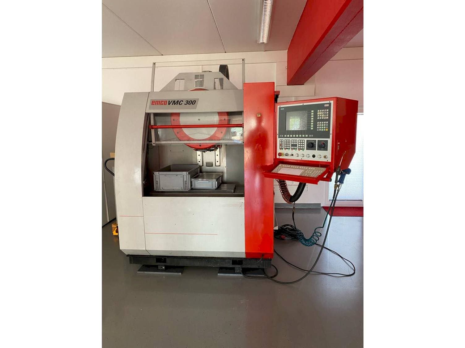 Vista Frontal da EMCO VMC 300 máquina