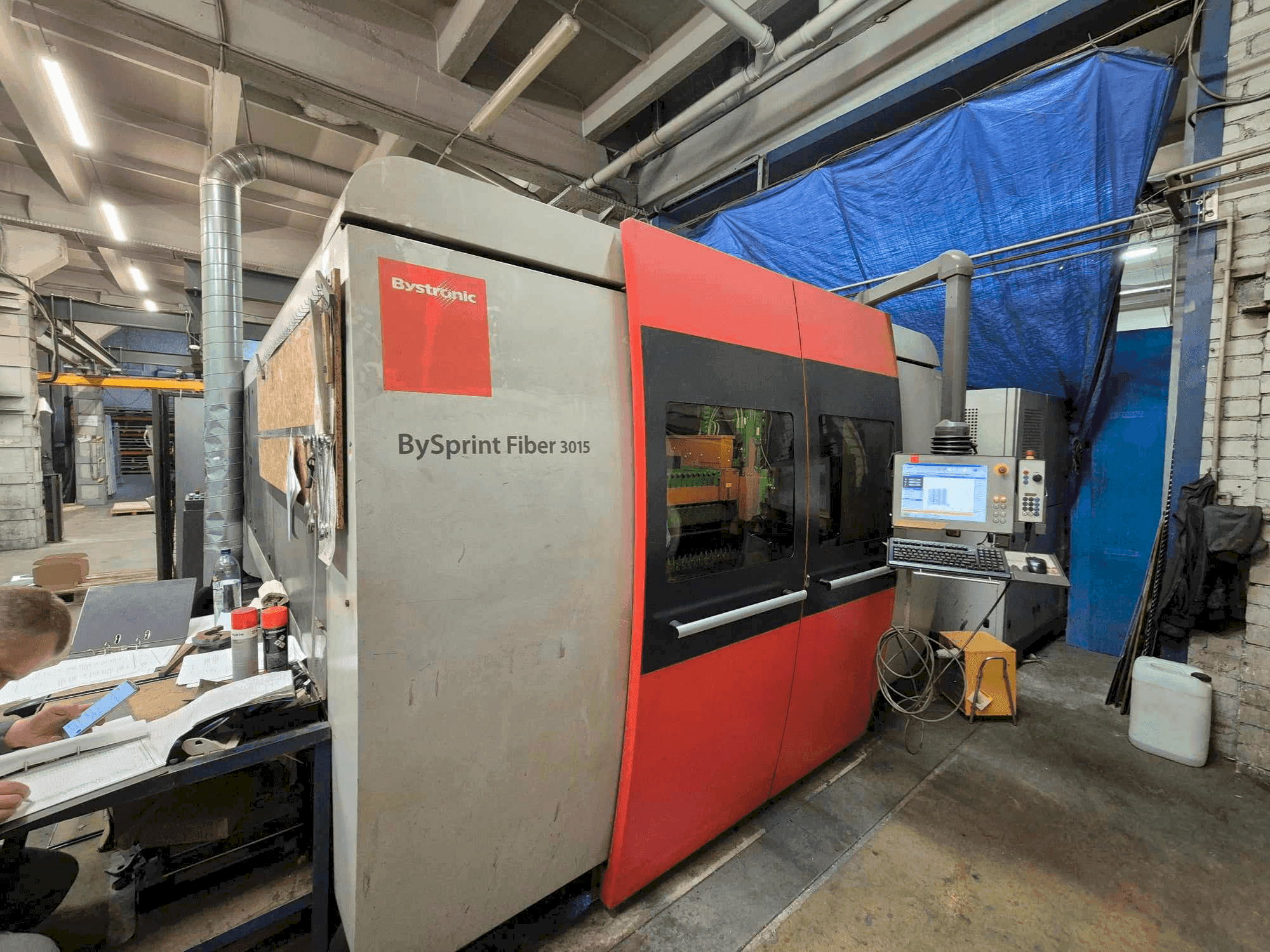 Vista Frontal  da Bystronic Bysprint Fiber 3015 3kW  máquina