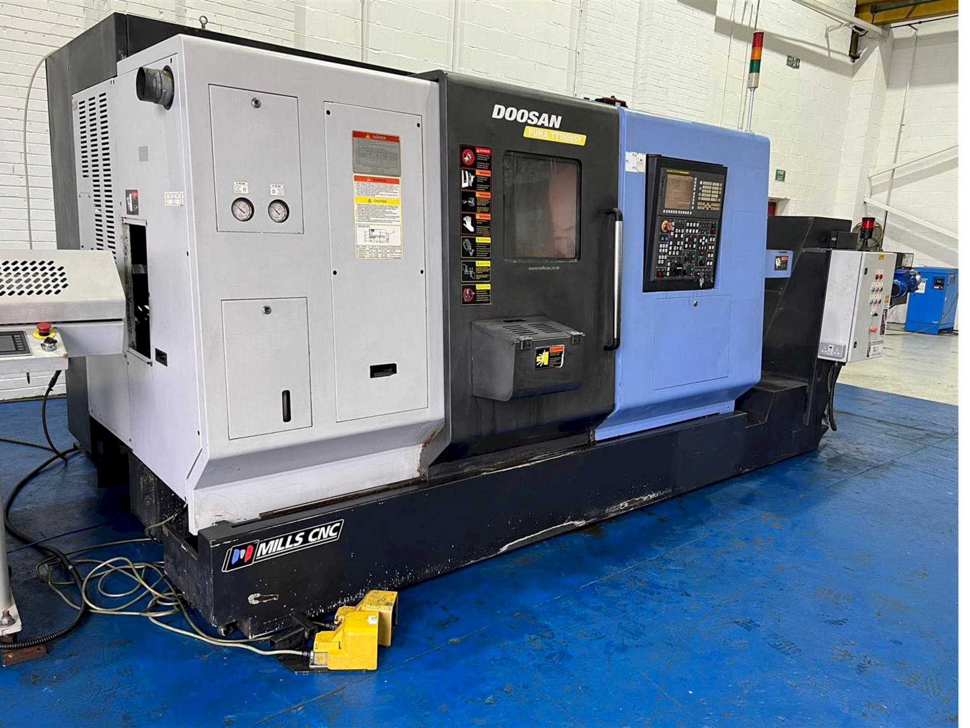 Vista Frontal da Doosan TT1800SY máquina