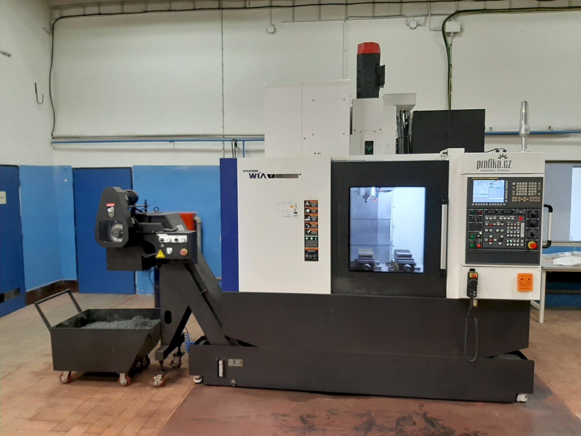 Vista Frontal da Hyundai Wia F400 máquina