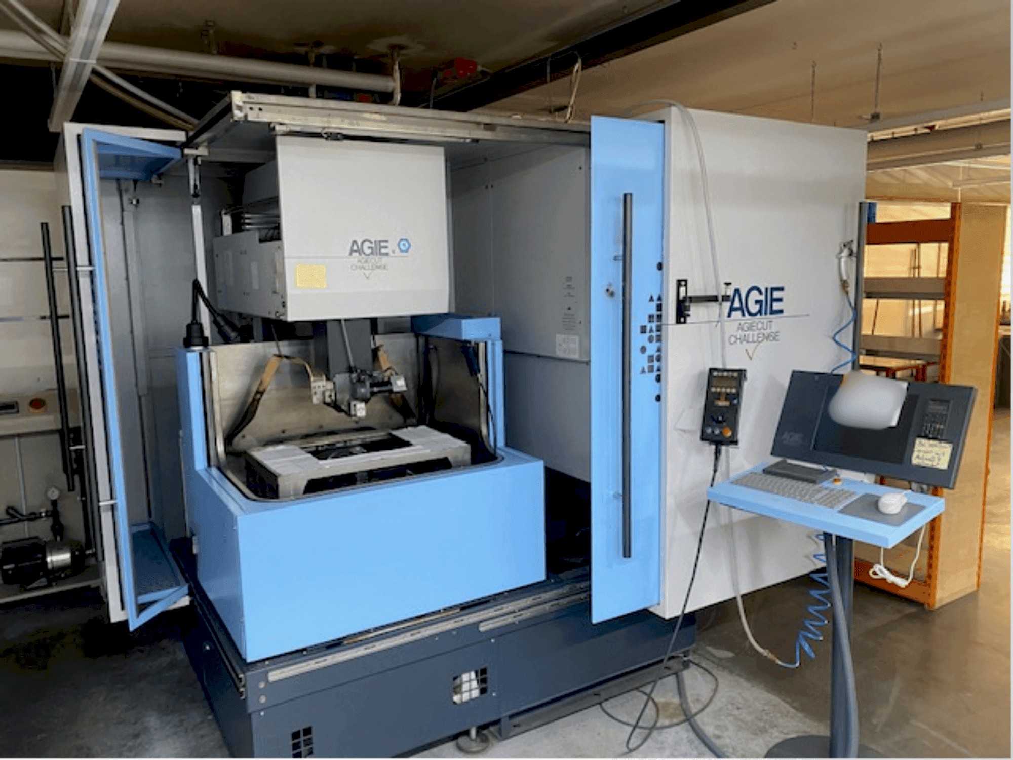 Vista Frontal  da AGIE Agiecut Challenge V2  máquina