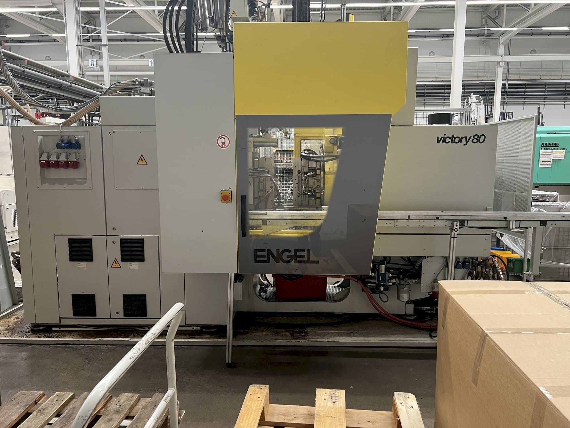 Vista Frontal da Engel VC 330H/80V/80CO máquina