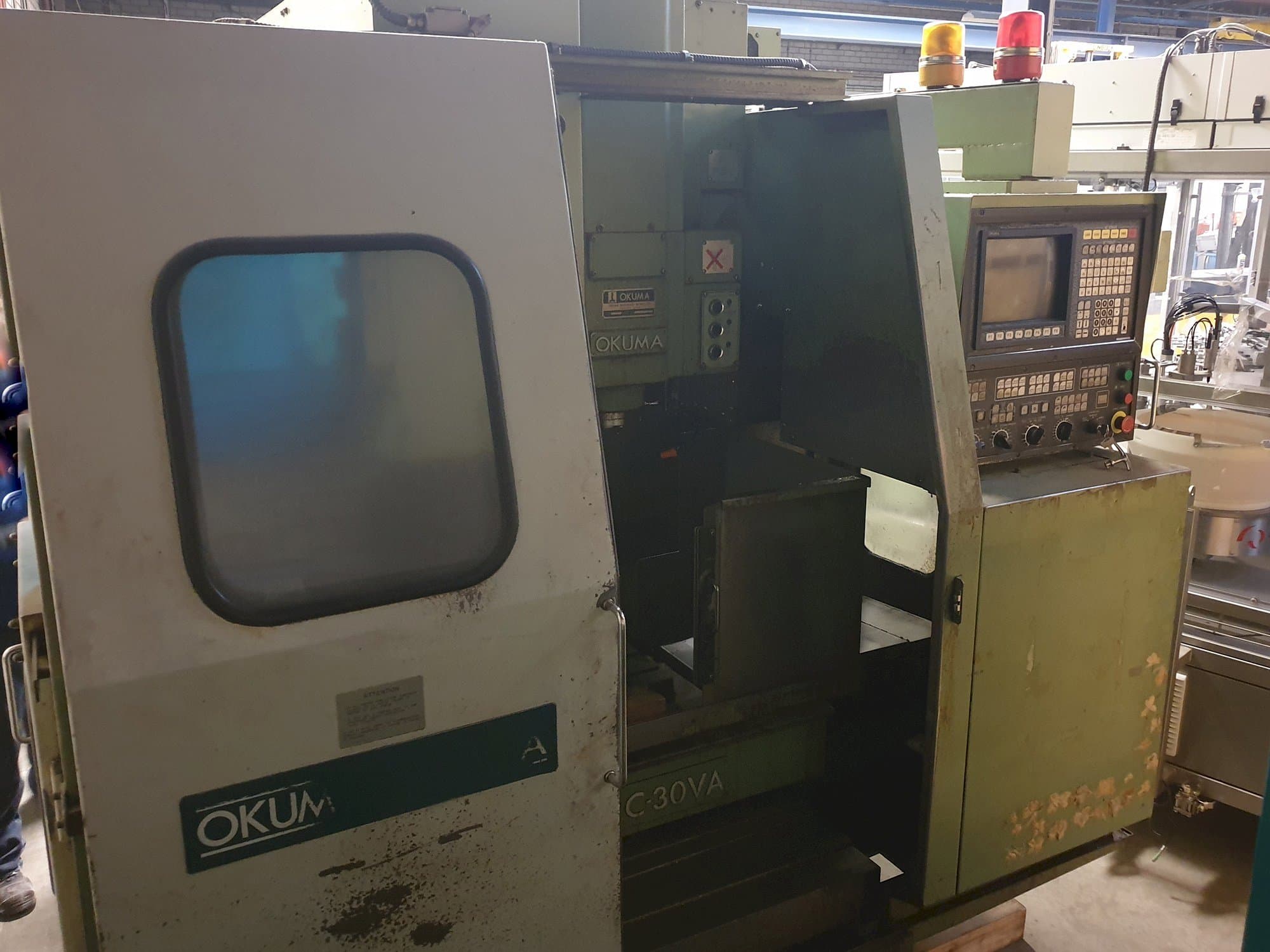 Vista Esquerda da Okuma MC-30VA máquina