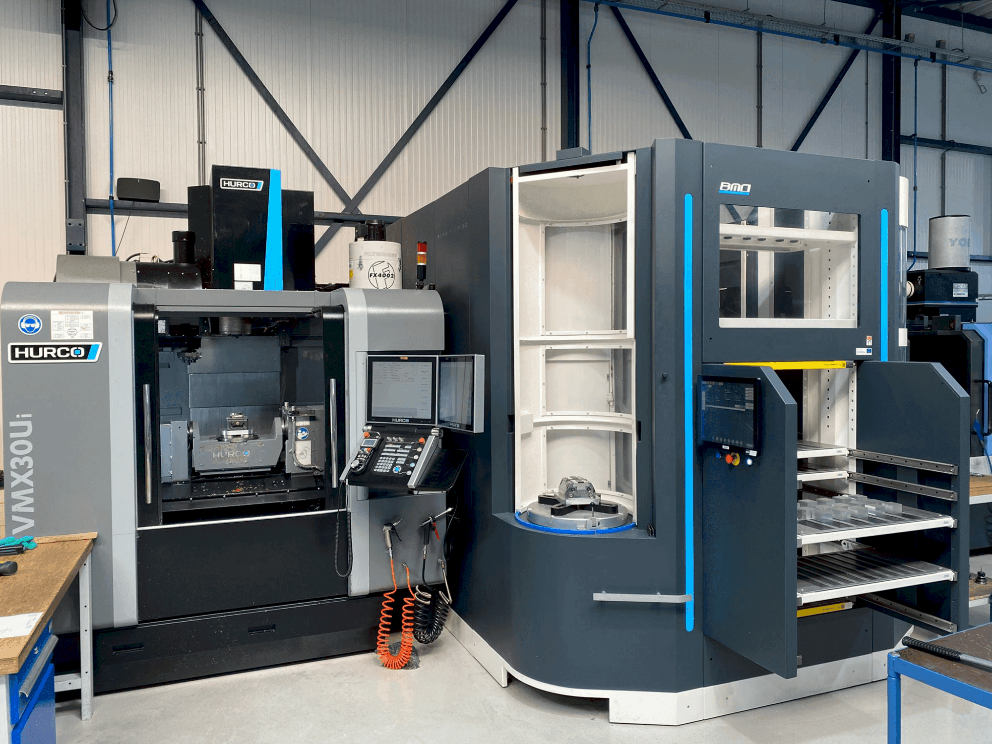 Vista Frontal da Hurco VMX30Ui + BMO Automation Titanium 50 máquina