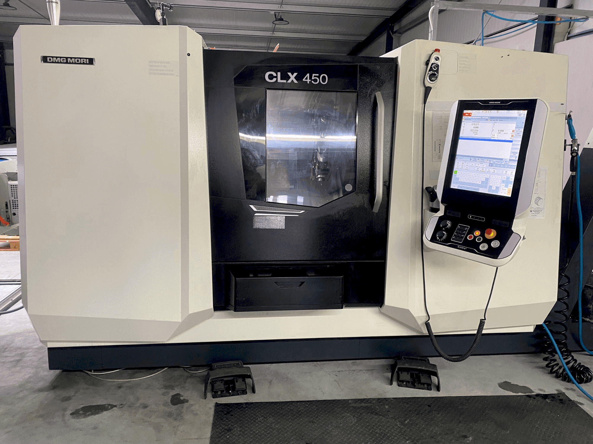 Vista Frontal  da DMG MORI CLX 450 V6  máquina