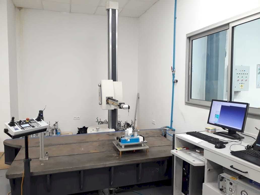 Vista Frontal da ZEISS Carmet CNC máquina