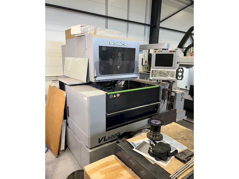 Vista Frontal  da Sodick VL600Q  máquina