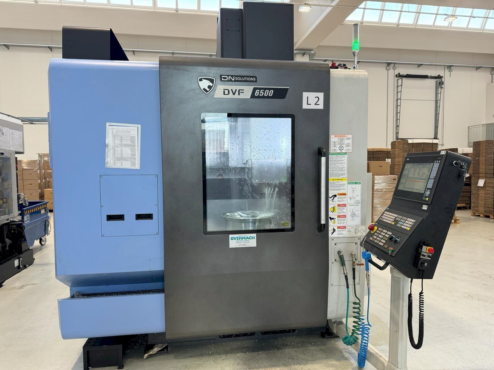 Vista Frontal da DN SOLUTIONS DVF 6500 máquina