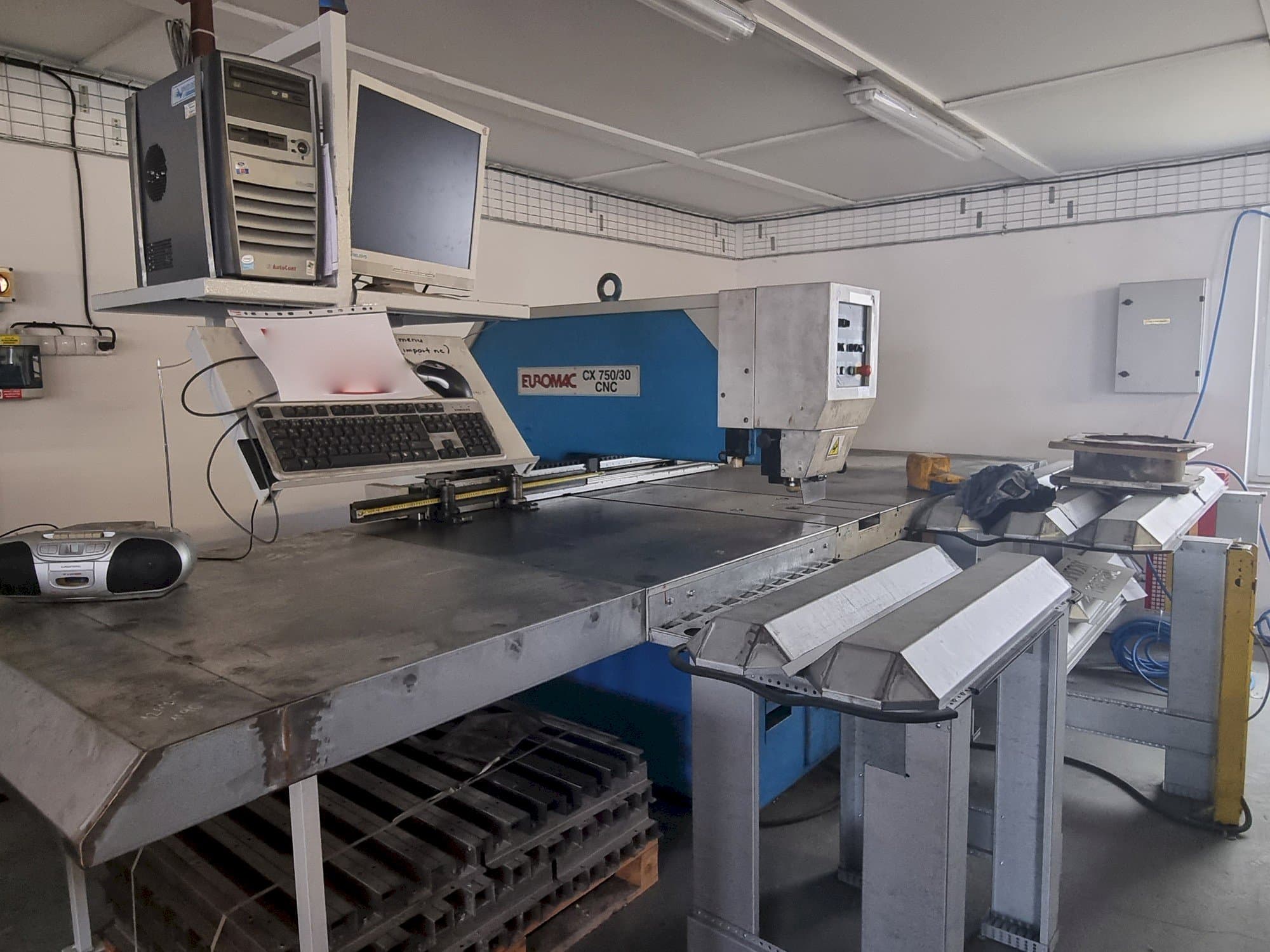Vista Frontal da Euromac CX 750/30 CNC máquina