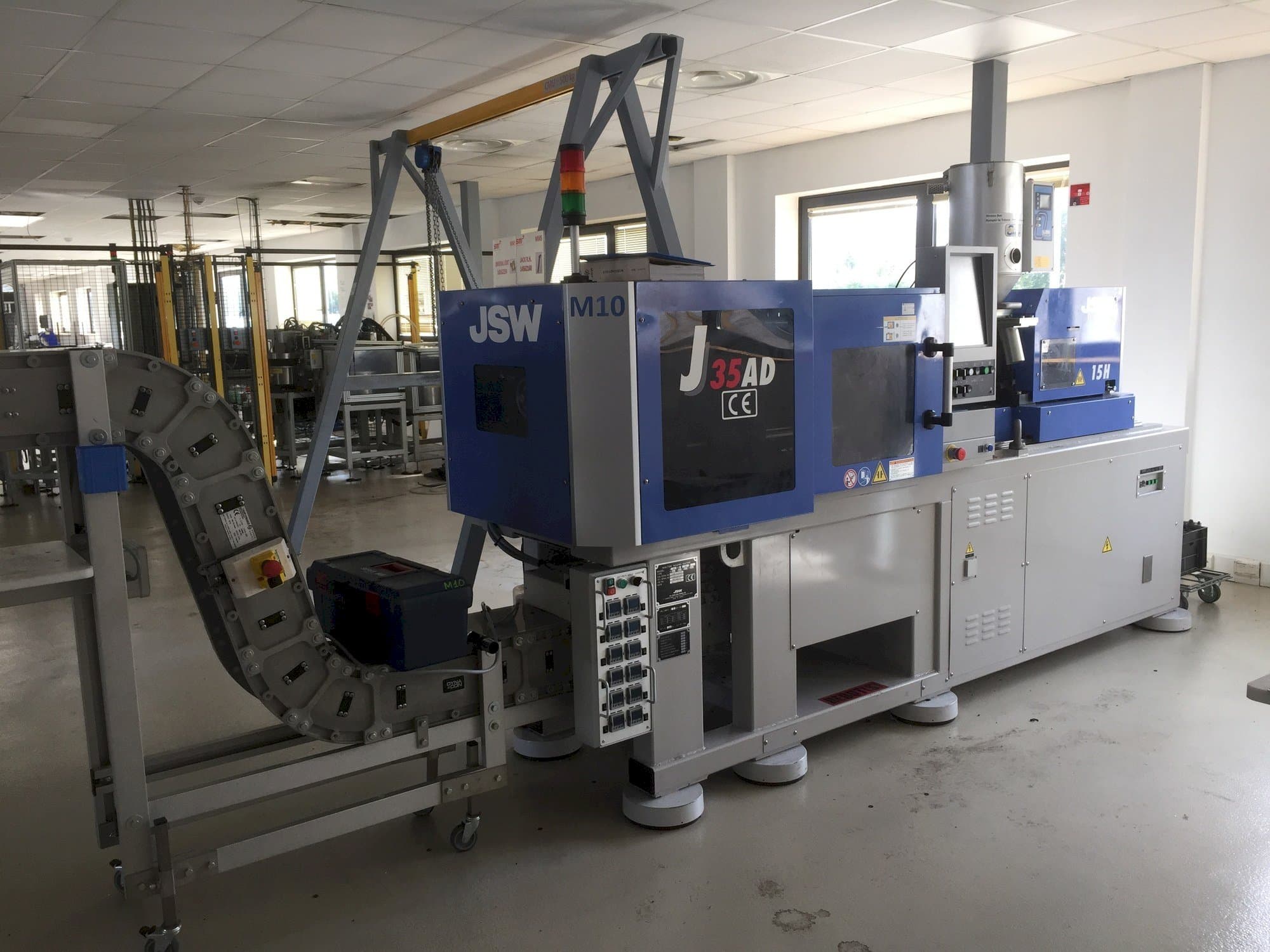 Vista Frontal da JSW J 35 AD 15 H máquina