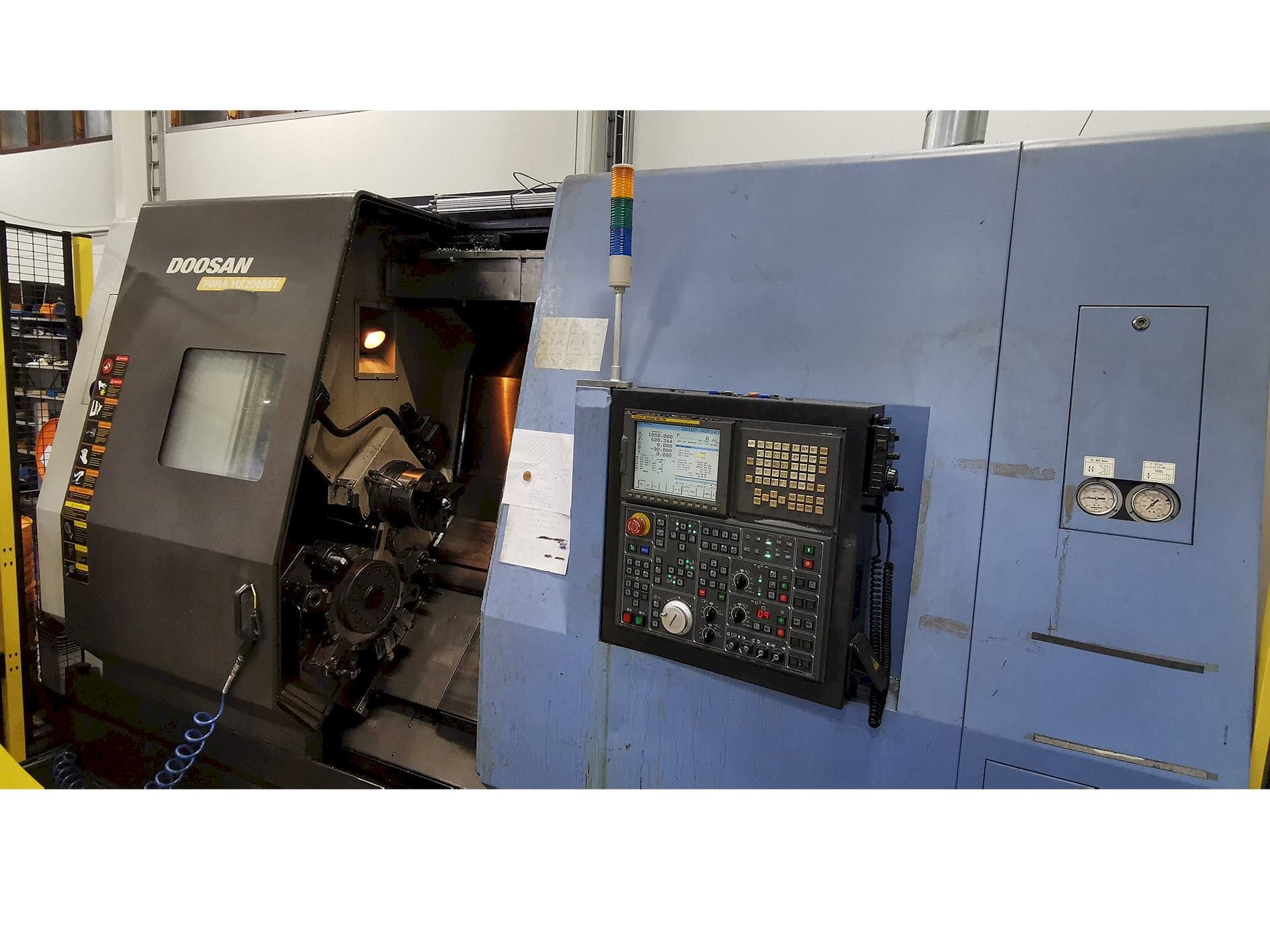 Vista Frontal da Doosan Puma MX 2000 ST máquina