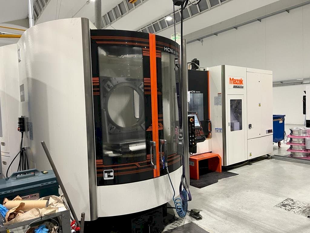 Vista Frontal da Mazak HCN-5000 máquina