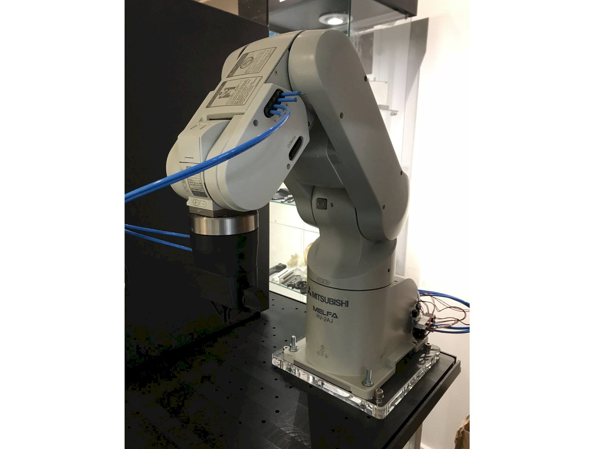 Vista Frontal  da Mitsubishi RV-2AJ  máquina