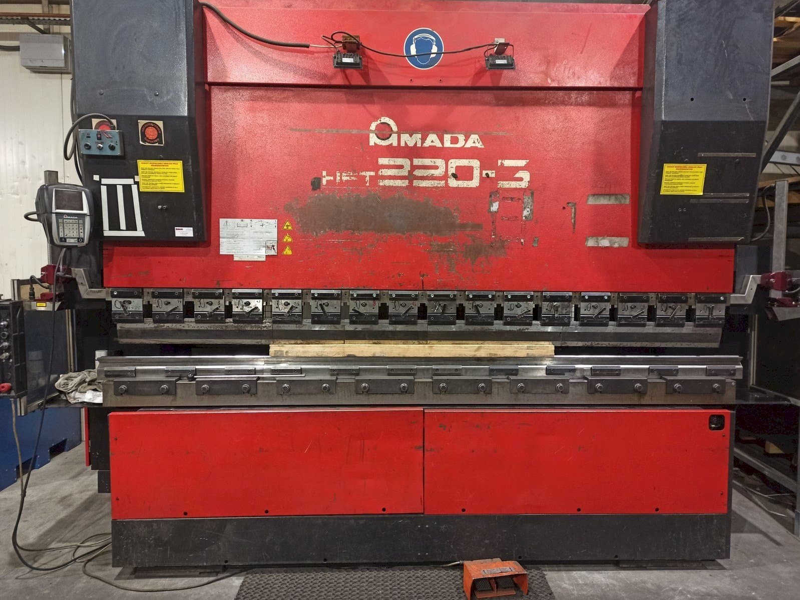 Vista Frontal da AMADA HFT 220-3 máquina