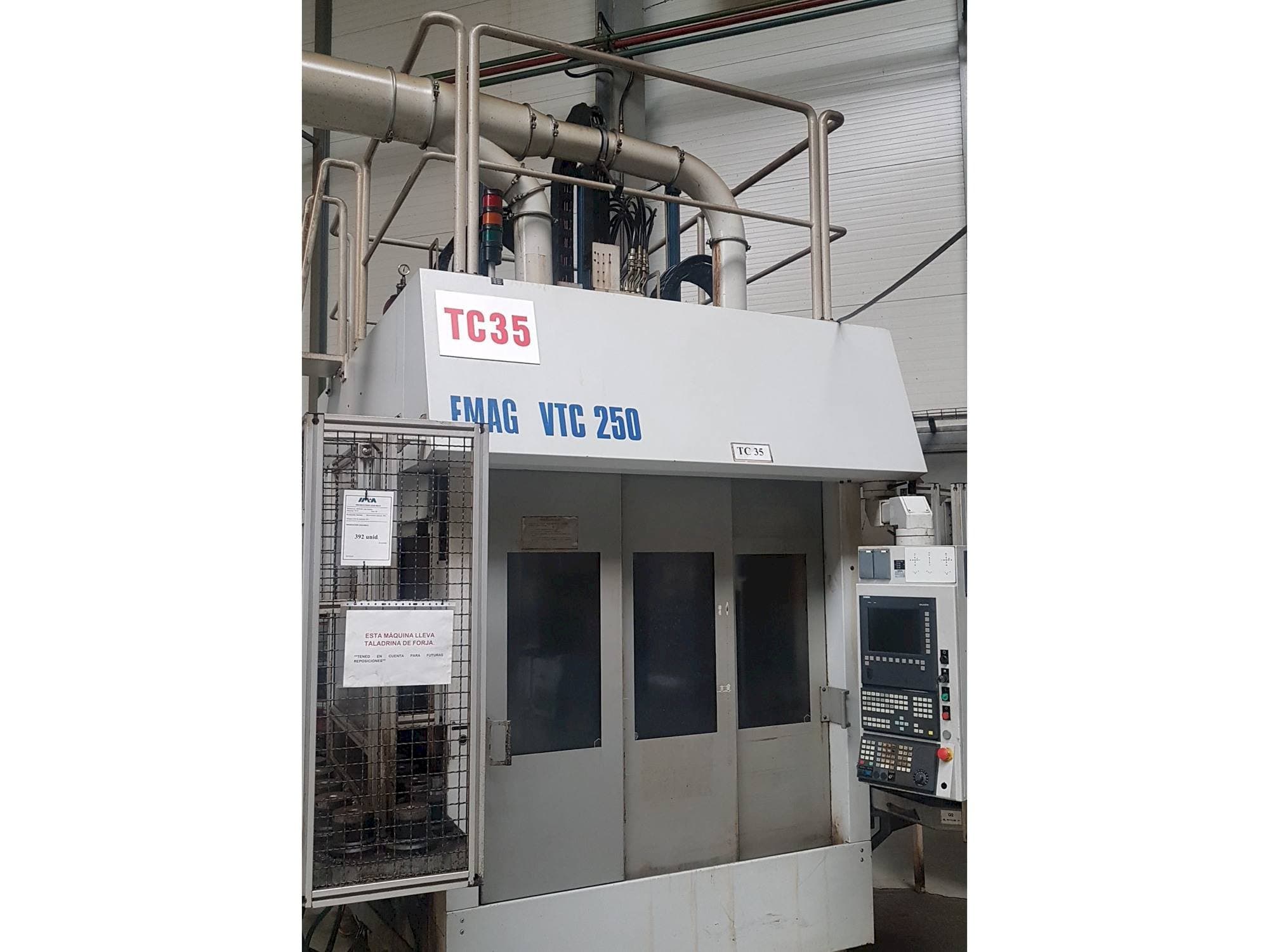 Vista Frontal da EMAG VTC 250 máquina