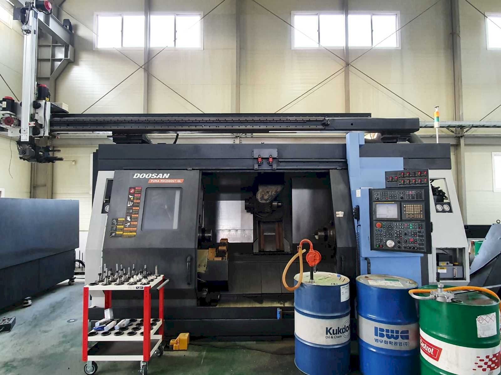 Vista Frontal da Doosan Puma MX2500ST-GL máquina