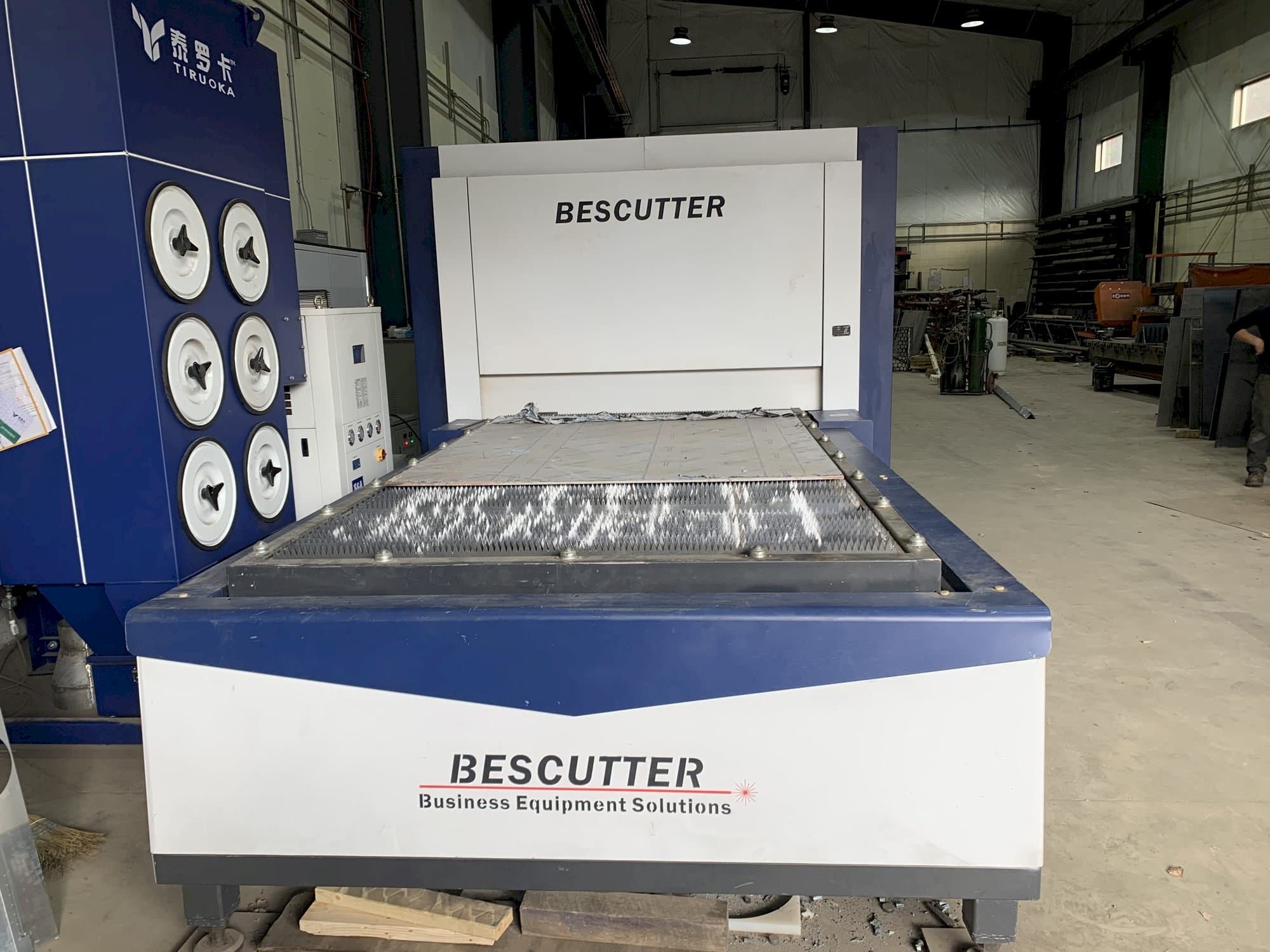 Vista Frontal da BESCUTTER Tital-8000W IPG máquina