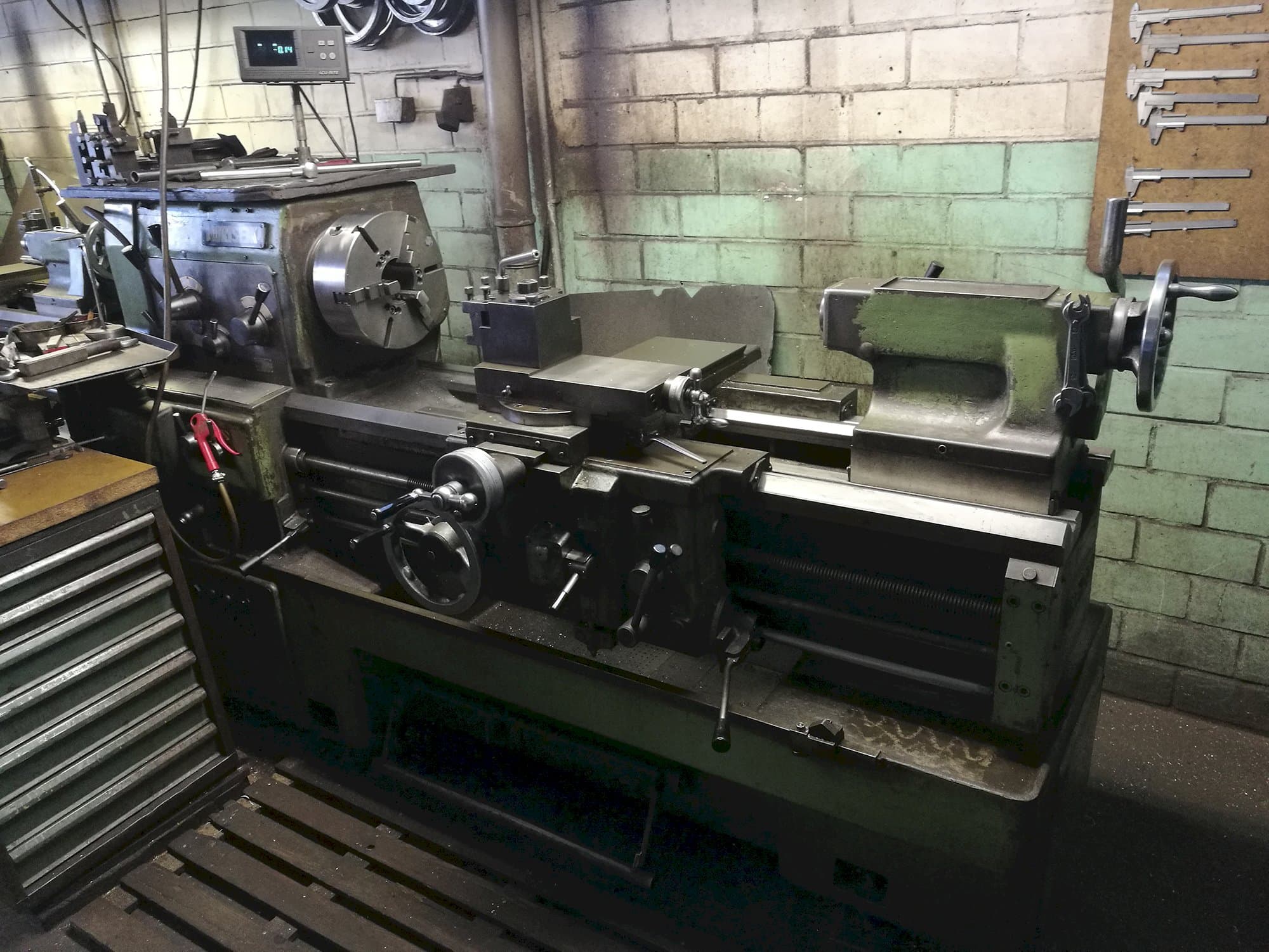 Vista Direita  da MORI SEIKI MR 1000  máquina