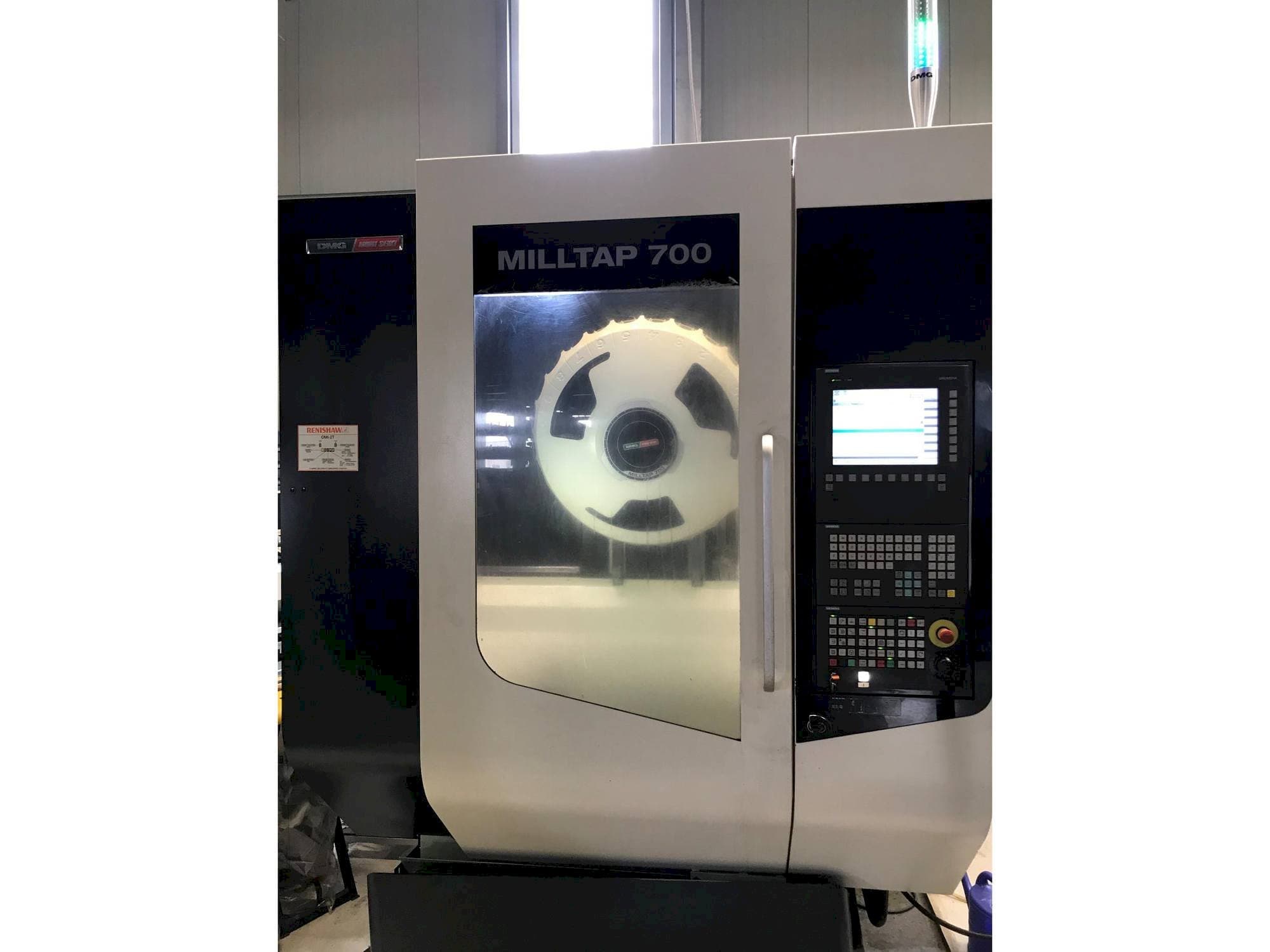 Vista Frontal da DMG MORI Milltap 700 máquina
