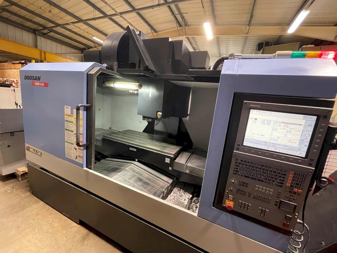 Vista Frontal da Doosan DNM650 máquina