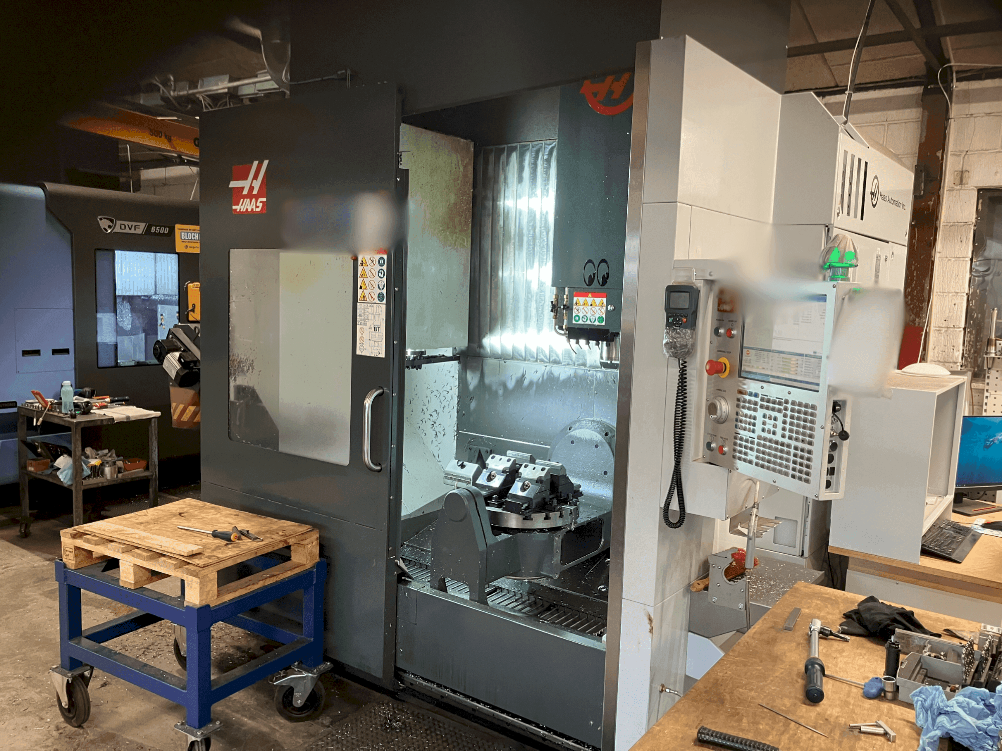 Vista Frontal  da HAAS UMC-750  máquina