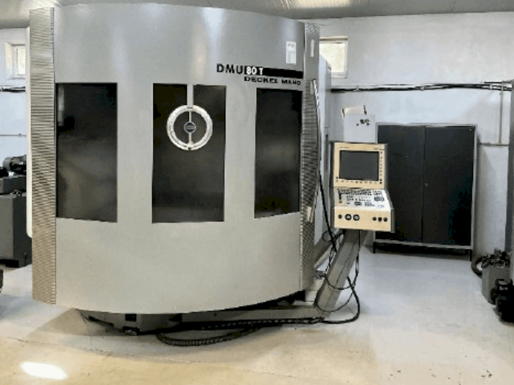 Vista Frontal  da DMG DECKEL MAHO DMU 80T  máquina