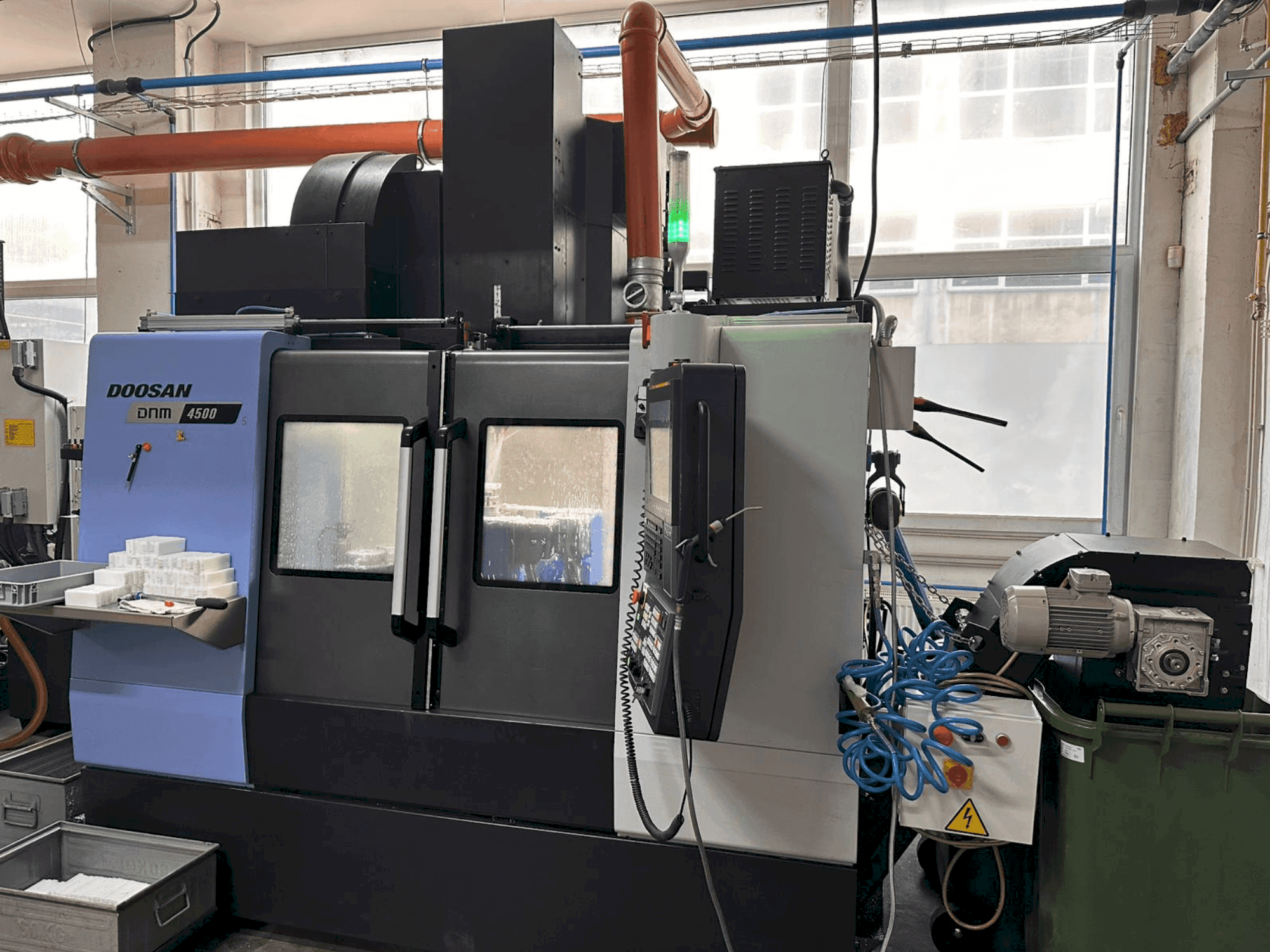 Vista Frontal da DOOSAN DNM 4500 máquina