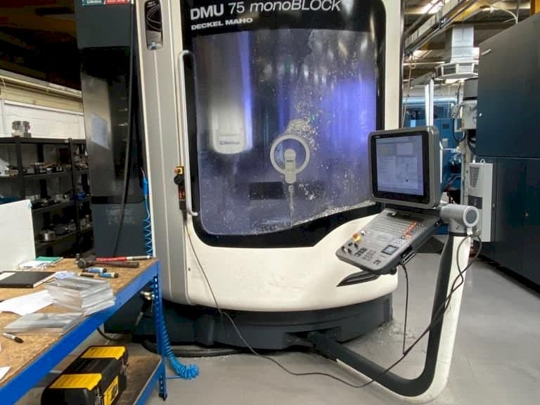 Vista Frontal da DMG MORI DMU75 monoBLOCK máquina