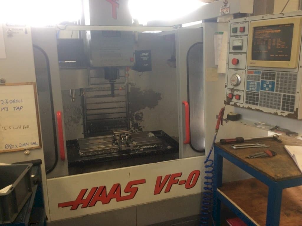 Vista Frontal  da HAAS VF-0  máquina