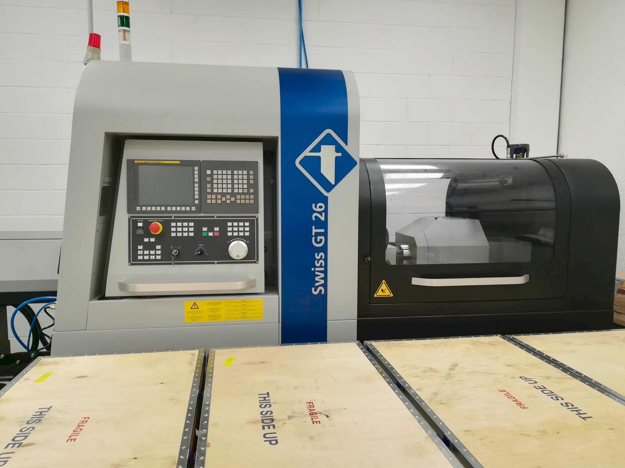 Vista Frontal da Tornos Swiss GT 26 máquina