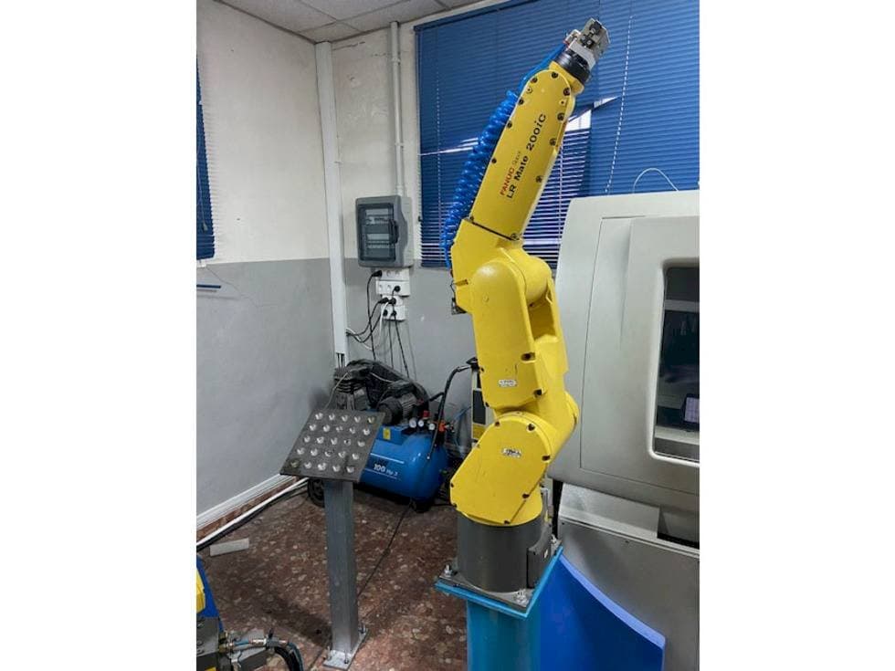 Vista Frontal da FANUC LR MATE 200 ic máquina