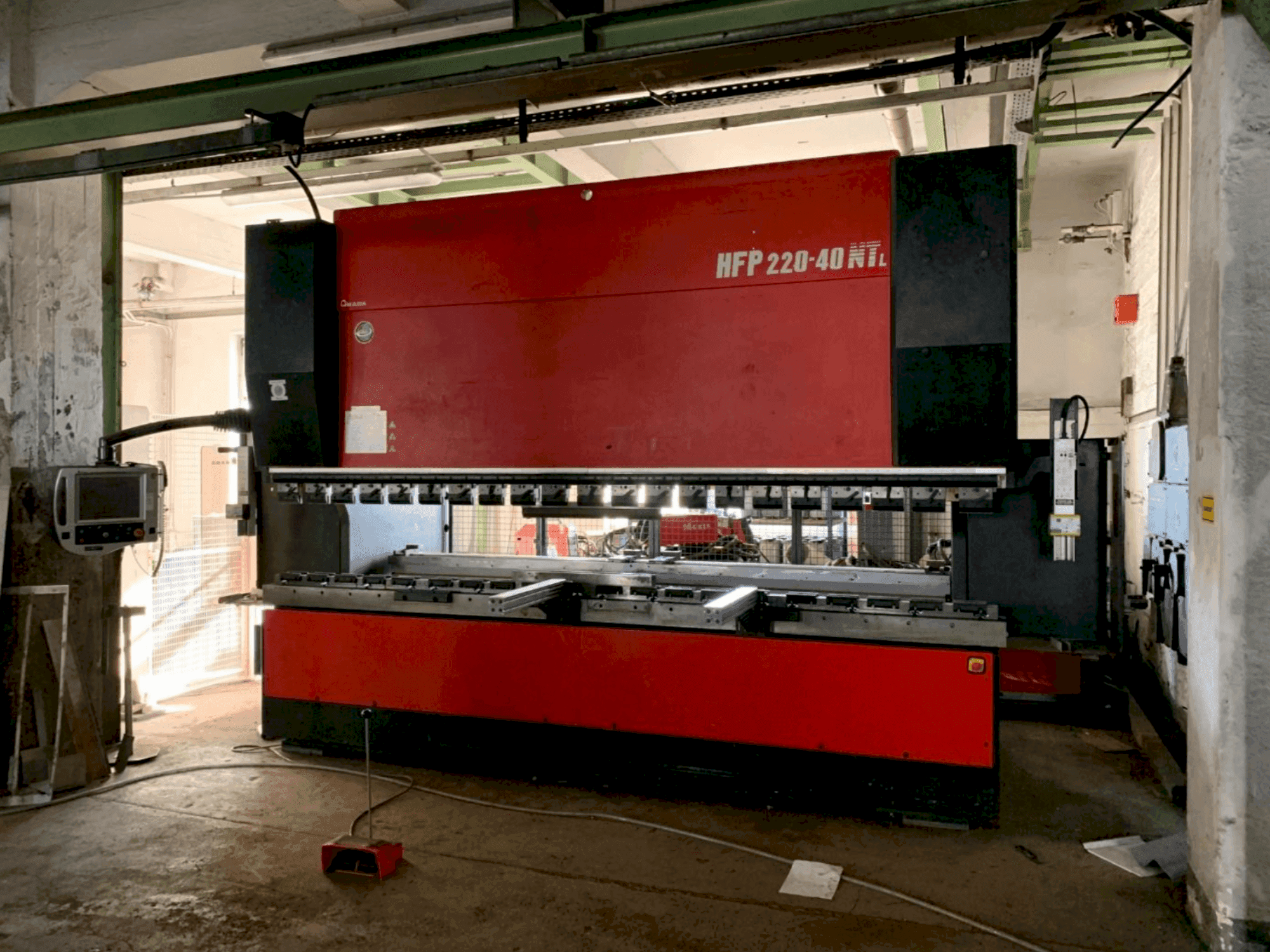 Vista Frontal da AMADA HFP NT 220-4L máquina