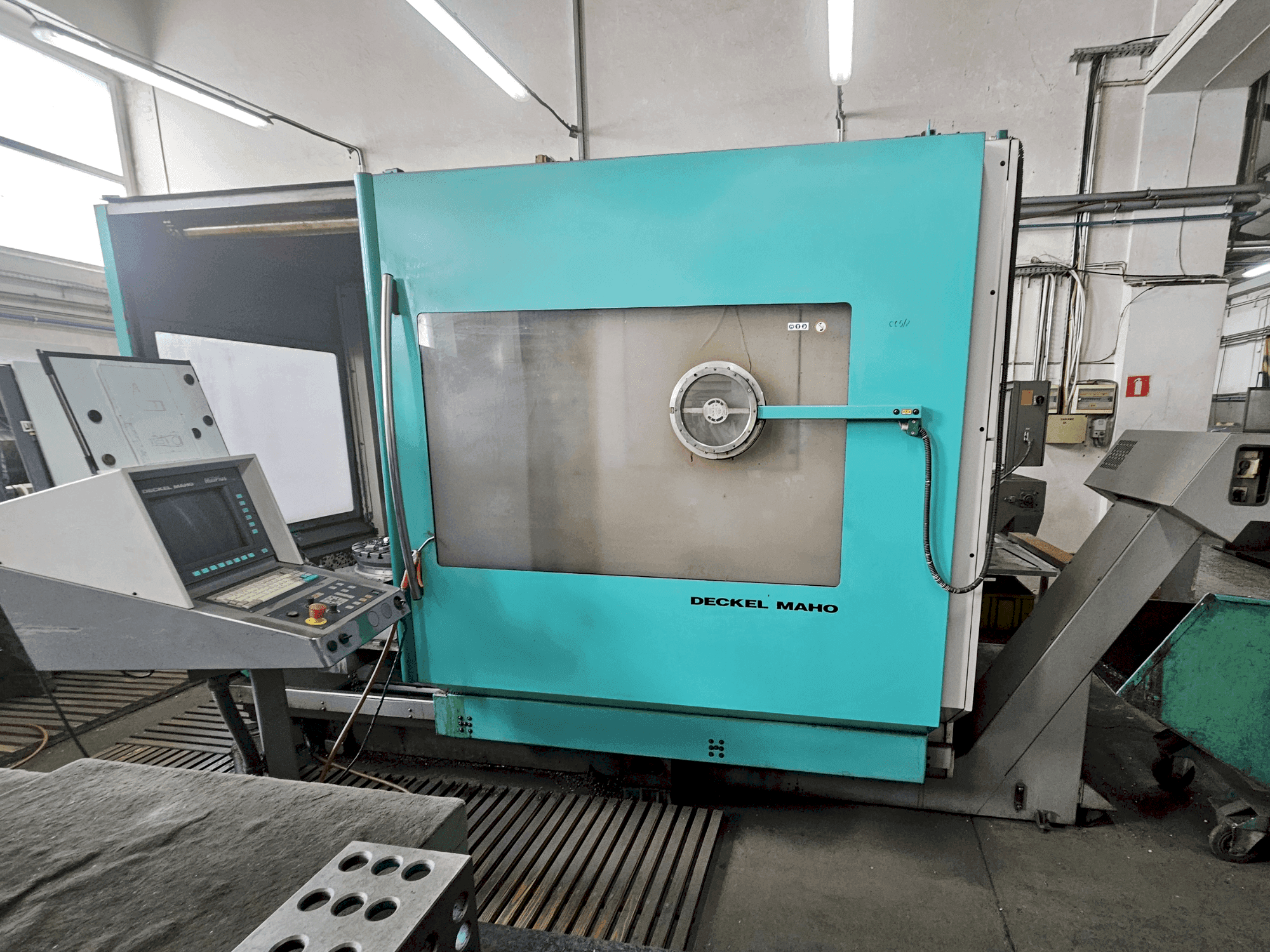 Vista Frontal  da DECKEL MAHO DMU 60P  máquina