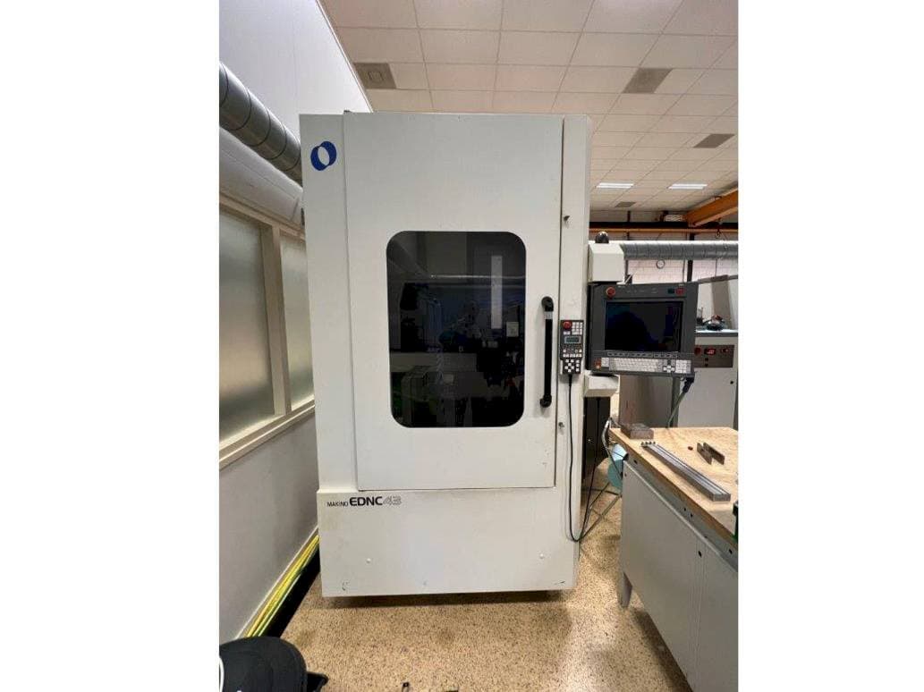 Vista Frontal da Makino EDNC 43 máquina