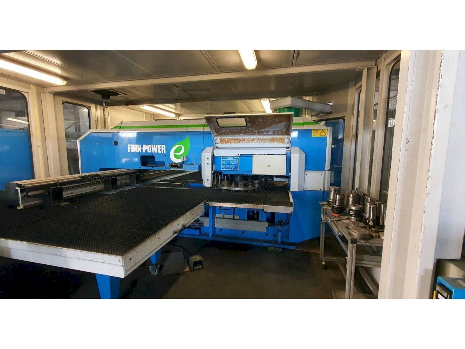 Vista Frontal da Finn-Power E5 SBV máquina