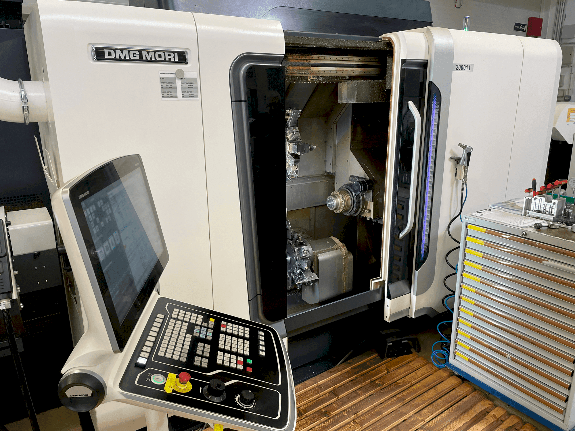 Vista Esquerda  da DMG MORI Sprint 50 2T  máquina