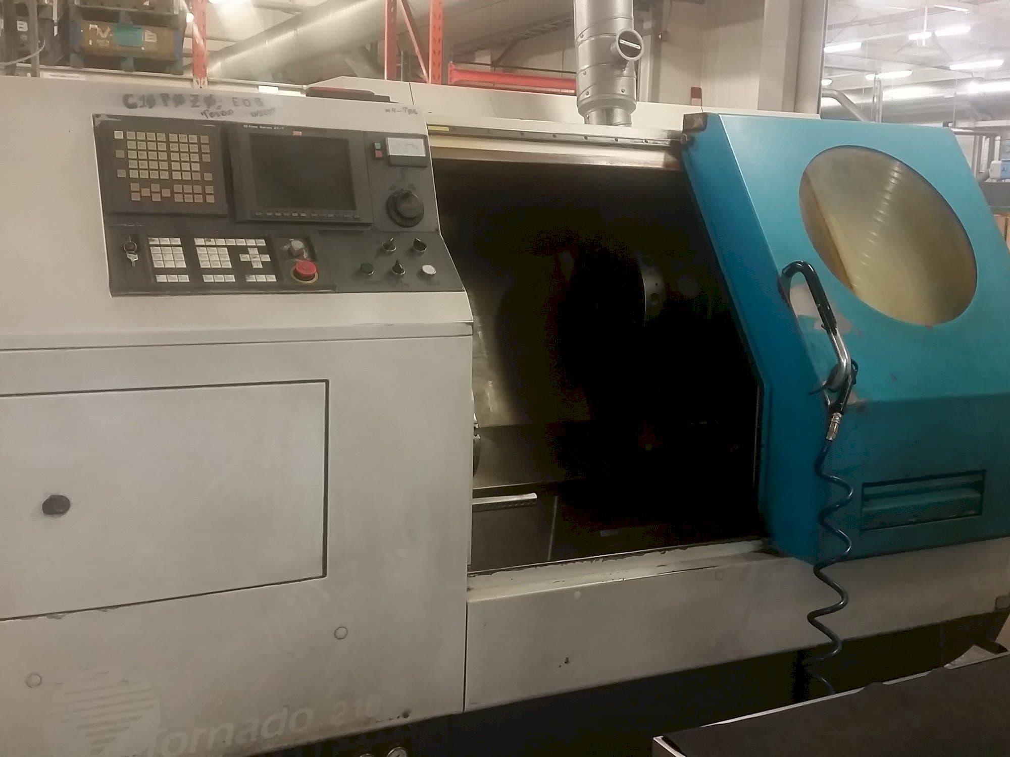 Vista Frontal da 600 Lathes Tornado 210 máquina